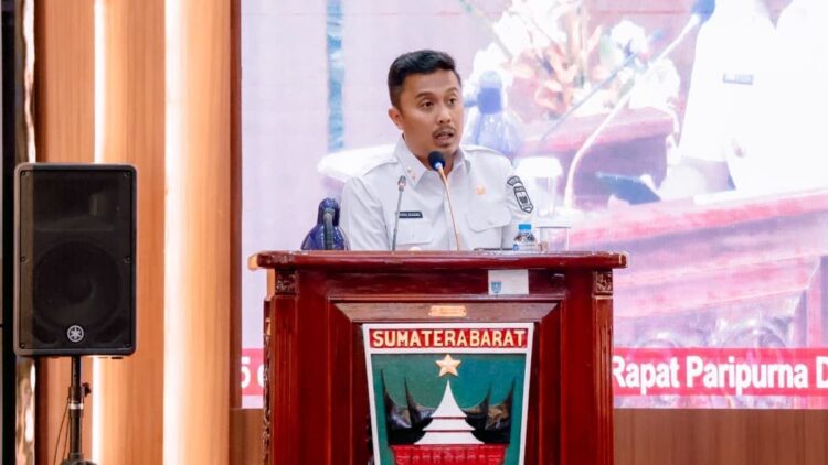 Wagub Sumbar Vasko Ruseimy paparkan ekonomi Sumbar di sidang paripurna DPRD Sumbar. (dok. istimewa)