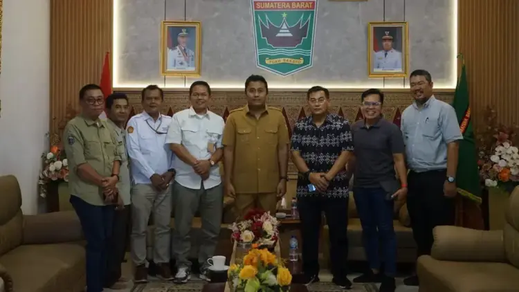 Wagub Vasko bertemu Direktur PNP dan berbincang terkait pendidikan vokasional di Sumbar. (dok. adpsb)