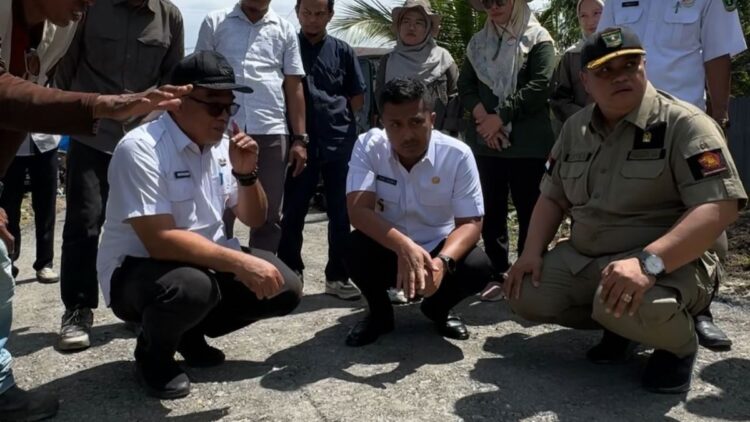 Wagub Sumbar: Jangan Sampai Ada Pembangunan Jalan yang Merugikan Warga 1 Wagub Vasko cek kualitas jalan di Sumbar. (dok. adpsb)