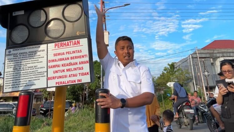 Usai Kecelakaan Mobil vs Kereta Api, Pemprov Sumbar Serukan Pengawasan Ketat di Perlintasan Kereta 1 Wagub Vasko cek lokasi kecelakaan Kereta Api di Padang. (dok. istimewa)