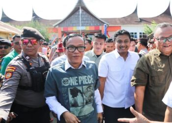 Wagub Vasko dan Wamenaker bertemu dengan buruh PT Sarimas Padang Pariaman. (dok. adpsb)