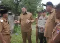 Wako Fadly Amran berkoordinasi dengan warga di SD Pasa Laban Bungus. (dok. Prokopim)