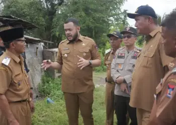 Wako Fadly Amran berkoordinasi dengan warga di SD Pasa Laban Bungus. (dok. Prokopim)
