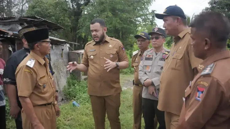 Wako Fadly Amran berkoordinasi dengan warga di SD Pasa Laban Bungus. (dok. Prokopim)