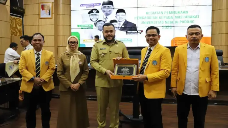 Wako Fadly Amran Buka PKM UNP Tahun 2025, Selaraskan Program Pemko dan Pendidikan 1 Wako Fadly Amran buka pengabdian masyarakat UNP tahun 2025. (dok. Prokopim)