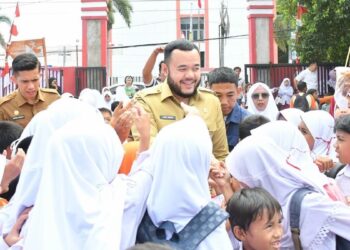 Wako Fadly Amran dikerumuni siswa SD Alang Laweh. (dok. Prokopim)