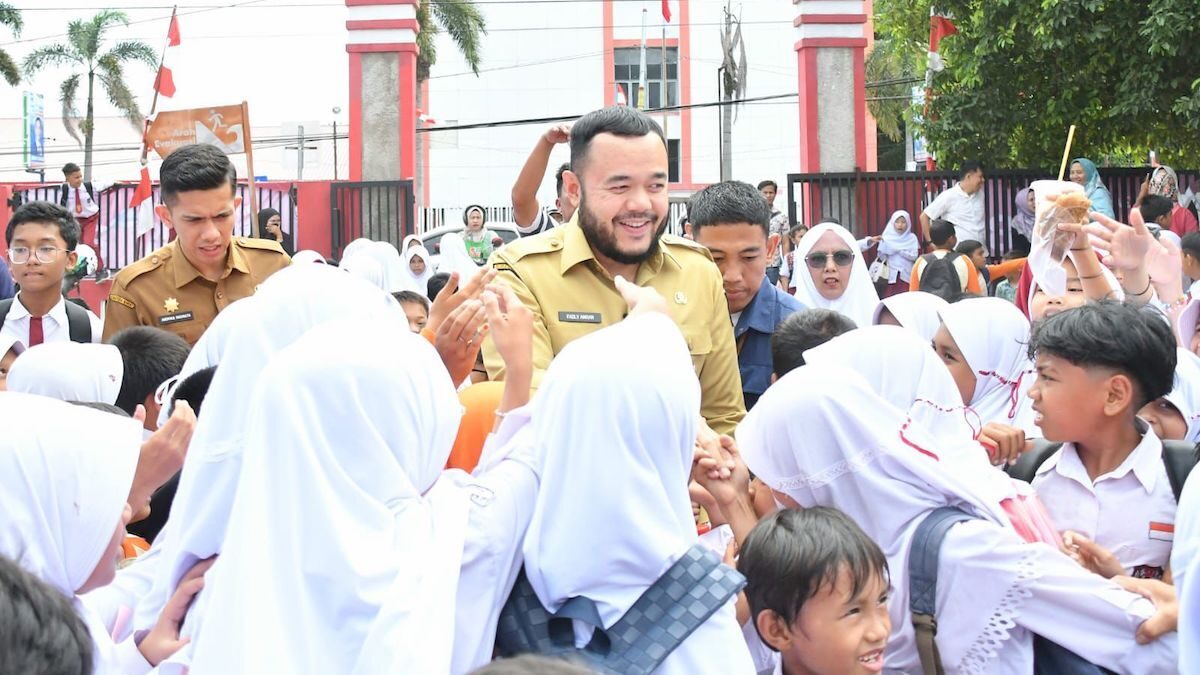 Wako Fadly Amran dikerumuni siswa SD Alang Laweh. (dok. Prokopim)
