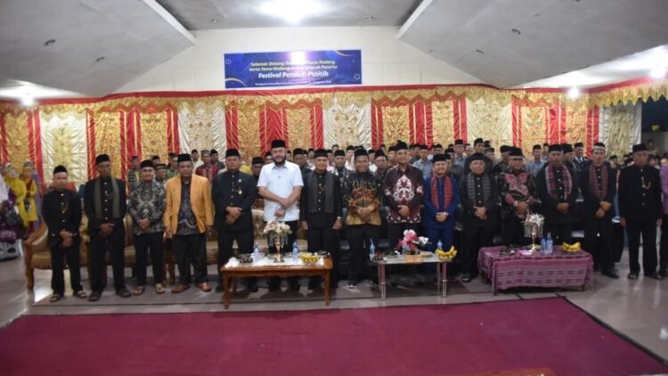 Wako Fadly Amran Buka Festival Petatah Petitih yang Digelar KAN Limau Manis 1 Wako Fadly Amran membuka lomba petatah petitih. (dok. Prokopim)