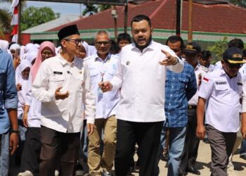 Wako Fadly Amran meninjau fasilitas air bersih dan jalan menuju ke SMAN 17 Padang. (dok. Prokopim)