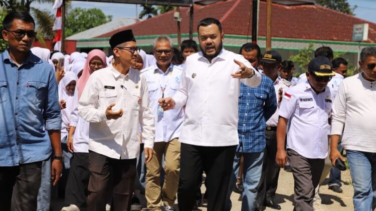 Wako Fadly Amran Tinjau Fasilitas Umum Menuju SMAN 17 Padang, Jadi Prioritas Perbaikan 1 Wako Fadly Amran meninjau fasilitas air bersih dan jalan menuju ke SMAN 17 Padang. (dok. Prokopim)