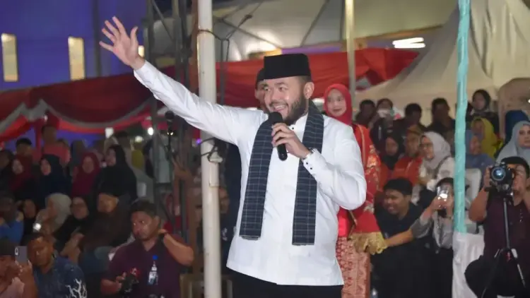 Wako Fadly Amran menyapa masyarakat Padang saat gelaran pawai Telong-telong HJK ke-356. (dok. Prokopim)