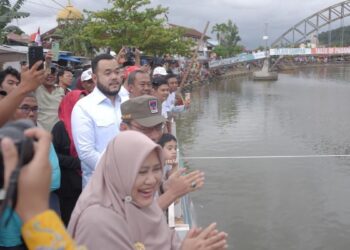 Wako Fadly Amran resmi membuka iven Selaju Sampan dalam rangka HJK ke-356. (dok. Prokopim)