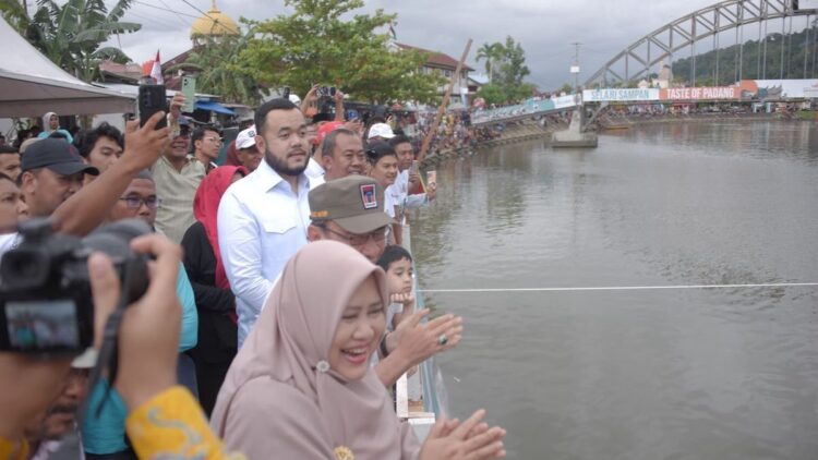 Wako Fadly Amran Resmi Buka Lomba Selaju Sampan dalam Peringatan HJK ke-256 1 Wako Fadly Amran resmi membuka iven Selaju Sampan dalam rangka HJK ke-356. (dok. Prokopim)