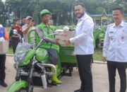 Wako Fadly Amran Serahkan 178 Unit Becak Motor untuk Petugas LPS se-Kota Padang