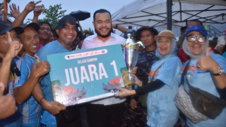 Wako Fadly Amran serahkan hadiah juara 1 lomba selaju sampan HJK ke 356