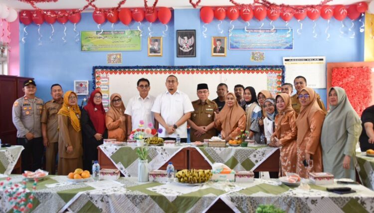 Dampingi Andre Rosiade Tinjau Program MBG di Padang, Wawako Maigus Nasir Pastikan Target Diperluas 1 Wawako Maigus Nasir dampingi Andre Rosiade saat mengecek program MBG di Padang. (dok. istimewa)