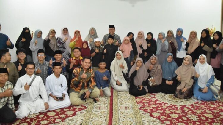 Wawako Maigus Nasir mengajak para kafilah MTQ Kota Padang makan malam. (dok. istimewa)