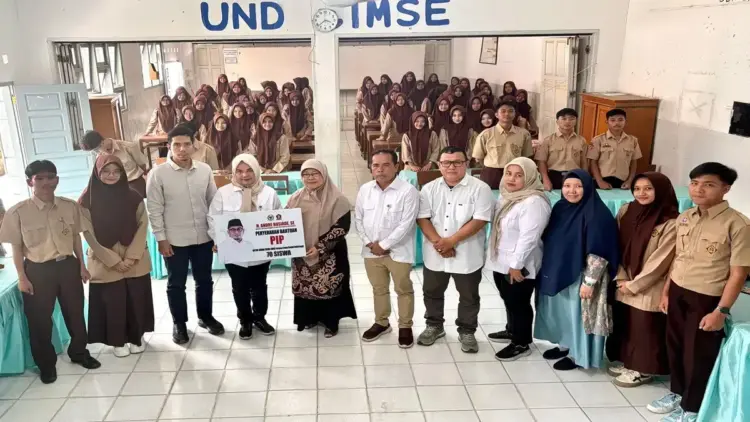 Andre Rosiade Bagikan 70 Beasiswa PIP ke SMK Farmasi Imam Bonjol, Bukittinggi 1 Andre Rosiade menyerahkan bantuan beasiswa PIP kepada 70 siswa SMK Farmasi Imam Bonjol, Bukittinggi. (Foto: Ist)