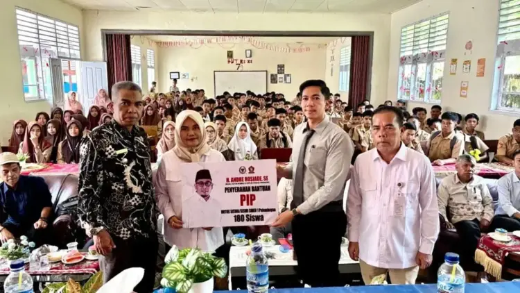 Andre Rosiade Salurkan 180 Beasiswa PIP di SMK 1 Palembayan, Agam 1 Tim Andre Rosiade menyerahkan 180 beasiswa PIP di SMK 1 Palembayan, Kabupaten Agam. (Foto: Ist)