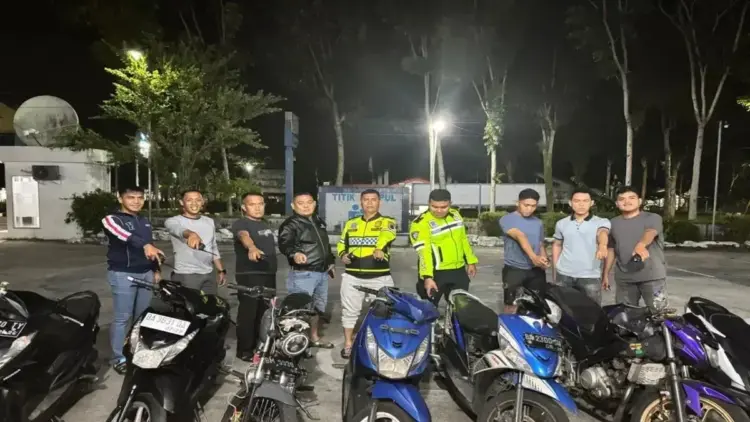 Anggota Sat Lantas Polres Agam mengamankan puluhan kendaraan menggunakan knalpot brong. Dok ANTARA/HO/Humas Polres Agam