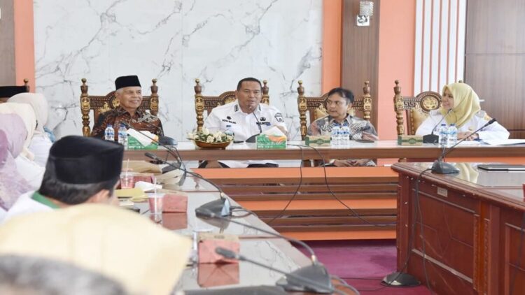 Wako Pariaman memimpin rakor sinkronisasi teknis pelaksanaan program kesempatan kerja ke luar negeri. (Foto: Ist)