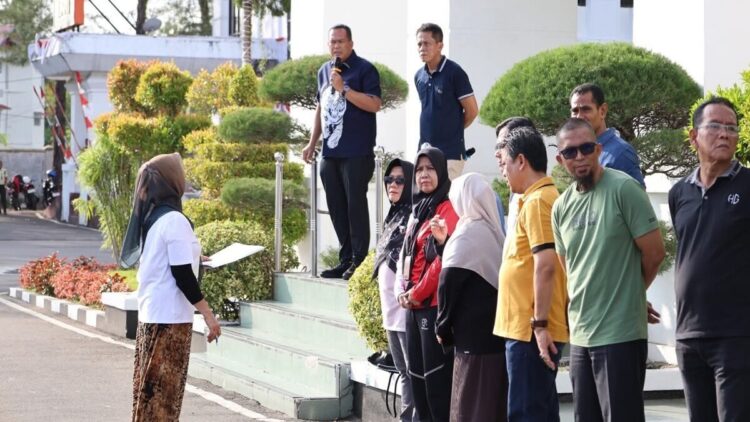 Wako Pariaman: ASN Harus Tunjukkan Kinerja, Bukan Sekadar Hadir Seremonial 1 Wako Pariaman memberikan arahan saat kegiatan senam Bersama di balaikota. (Foto: Ist)