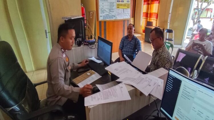 Penasihat hukum korban, Martin Jaya Halawa (kanan) saat melaporkan kasus dugaan penyalahgunaan identitas untuk pembayaran pajak ke Polres Nias, Gunungsitoli. (Radarsumbar/Putra)