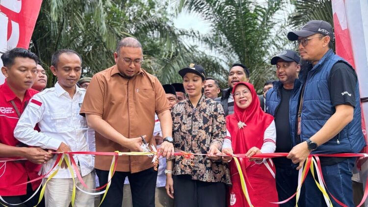 Andre Rosiade Resmikan Pemakaian Tower Telkomsel di Sinamar, Dharmasraya 1 Andre Rosiade memotong pita tanda diresmikannya pemakaian tower Telkomsel di Sinamar, Dharmasraya. (Foto: Ist)