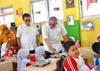 Dorong Akselerasi di Seluruh Sumbar, Andre Rosiade Tinjau Program MBG di Padang