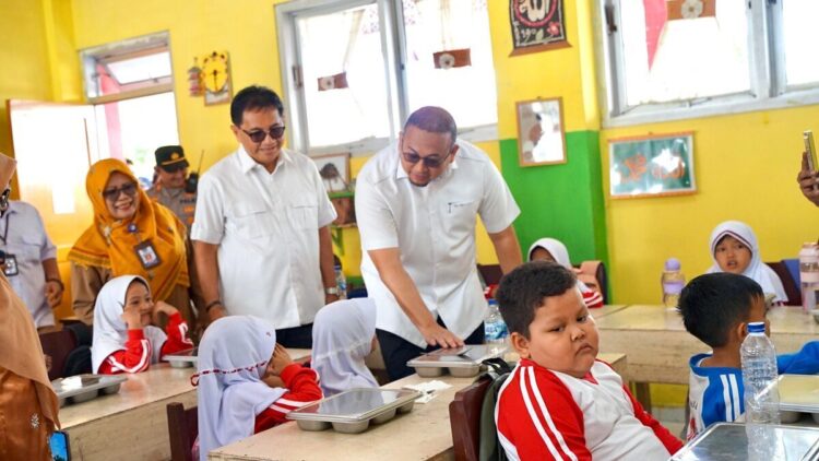 Wakil Ketua Komisi VI DPR RI Andre Rosiade meninjau pelaksanaan program MBG di SDN 24 Ujung Gurun, Padang. (Foto: Ist)