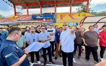 Wakil Ketua Komisi VI DPR RI yang juga Penasihat Semen Padang FC Andre Rosiade meninjau Stadion GHAS yang rencananya bakal segera direnovasi. (Foto: Dok. Ist)