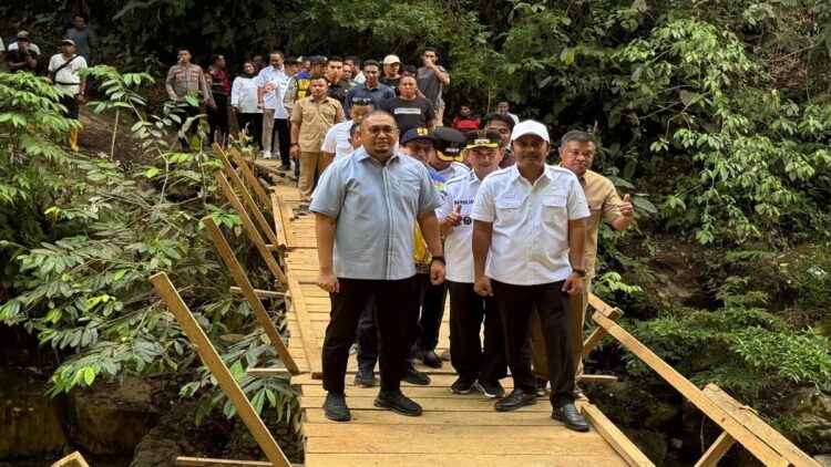 Andre Rosiade: Pemerintah Bangun Jalan dan Jembatan Rusak yang Viral di Pasaman, Kado Indah HUT RI dari Presiden Prabowo 1 Wakil Ketua Komisi VI DPR RI Andre Rosiade didampingi Wagub Sumbar Vasko Ruseimy meninjau jembatan rusak yang viral di Kabupaten Pasaman. (Foto: Dok. Ist)