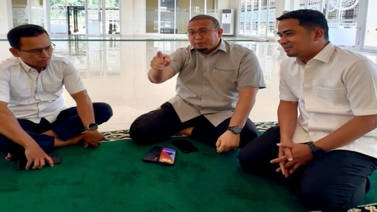 Berpeluang Dapat IJD Rp68,7 Miliar, Andre Rosiade Minta Doa Warga Kota Solok 1 Andre Rosiade bersama Wali Kota Solok Ramadhani Kirana Putra dan Kepala Balai Pelaksana Jalan Nasional Sumbar Elsa Putra Friandi. (Foto: Ist)