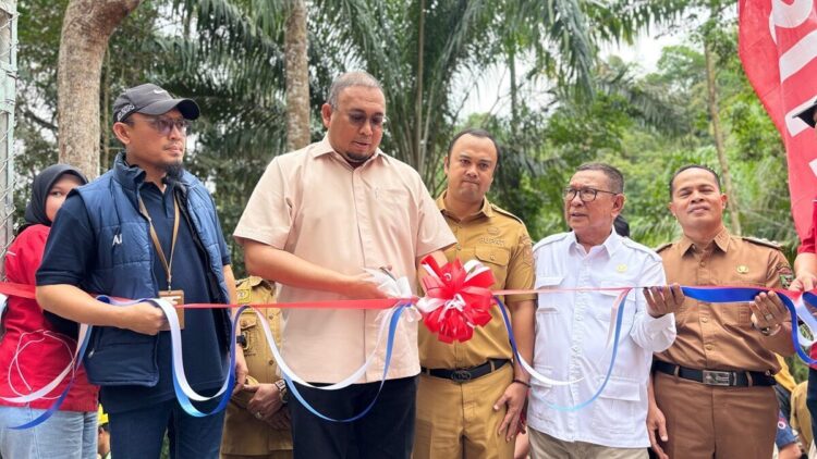 Andre Rosiade memotong pita tanda diresmikannya pemakaian tower BTS Telkomsel di Nagari Silongo, Kabupaten Sijunjung. (Foto: Ist)
