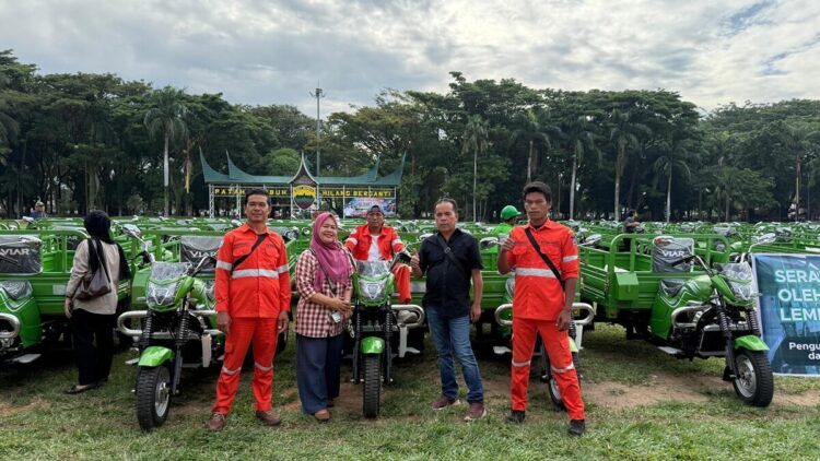 LPS Kurao Pagang menerima betor yang diserahkan langsung oleh Walikota Padang Fadly Amran. (Foto: Ist)