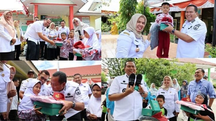 Wako Pariaman Yota Balad menyerahkan seragam sekolah gratis untuk murid SD se-Kota Pariaman. (Foto Ist)