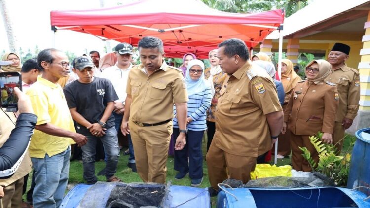 Pemprov Sumbar Dukung Budidaya Lele di Pariaman, 100 Induk Unggul Diserahkan 1 Wagub Sumbar Vasko Ruseimy menyerahkan indukan lele unggul kepada kelompok budidaya ikan di Pariaman. (Foto: Ist)