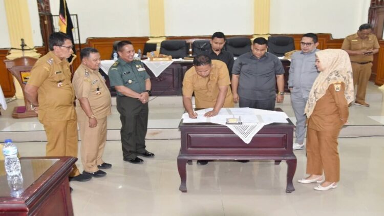 APBD Perubahan Kota Pariaman 2025 Resmi Disahkan DPRD 1 Pemko dan DPRD Padang mengesahkan ranperda APBD Perubahan Pariaman 2025 menjadi Perda APBD Perubahan 2025. (Foto: Ist)