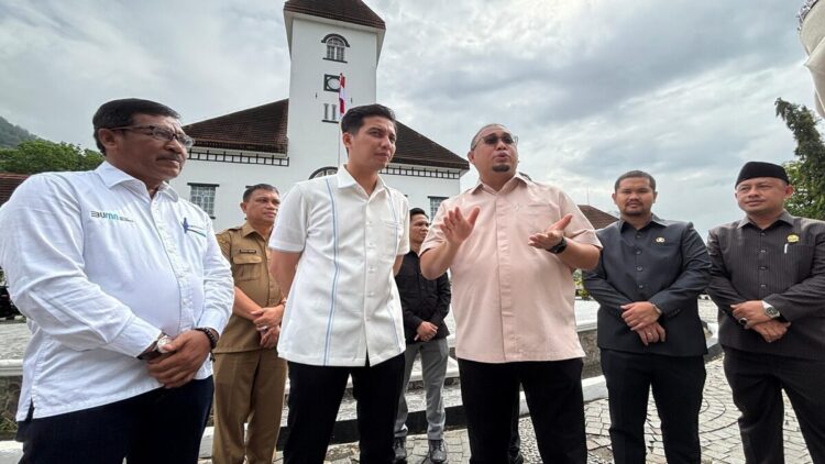 Wakil Ketua Komisi VI DPR RI Andre Rosiade meninjau progres pembangunan hotel Bukit Asam di Sawahlunto. (Foto: Ist)