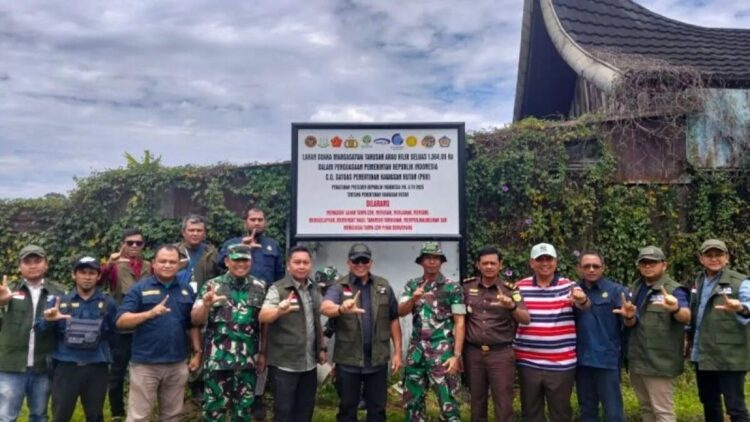 Satgas PKH Tertibkan 1.364 Ha Kawasan Suaka Margasatwa di Solok 1 Tim Gabungan Satuan Tugas Penertiban Kawasan Hutan (Satgas PKH) kembali menertibkan kawasan konservasi khususnya lahan Suaka Margasatwa Tarusan Arau Hilir seluas 1.364 Hektare (Ha) di Kabupaten Solok, Sumatera Barat, Kamis (21/8/2025). Antara/HO-Humas Satgas PKH