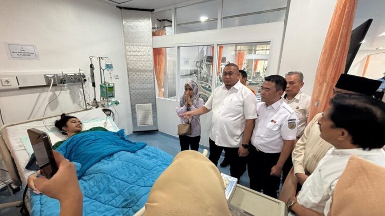 Cek Lokasi Kecelakaan KA di Padang, Andre Rosiade Dorong Pembangunan Plang dan Siapkan Tenaga Manual di Perlintasan Rawan 1 Andre Rosiade bersama pihak KAI membesuk salah satu korban kecelakaan kereta api yang tengah dirawat di RSUP M Djamil Padang. (Foto: Ist)