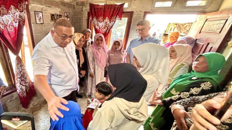 Andre Rosiade Bantu Lima Anak Yatim Piatu Bersaudara di Bungtekab Padang, Pastikan tak Putus Sekolah 1 Andre Rosiade bantu lima anak yatim bersaudara di Bungtekab Padang. (Foto: Ist)