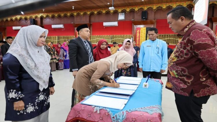Wali Kota Pariaman Lantik 104 Pejabat, Tekankan Kinerja dan Integritas 1 Wako Pariaman Yota Balad melantik pejabat administrator, pengawas dan kepala puskesmas. (Foto: Ist)