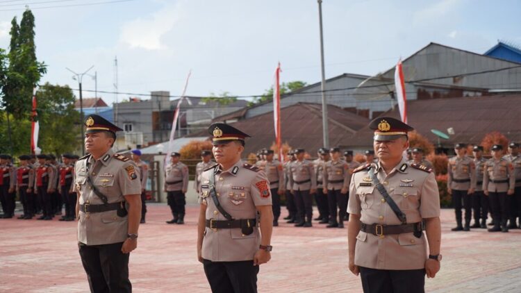 Kasatlantas dan Binmas Berganti, Kapolres Nias Selatan Apresiasi Dedikasi Pejabat Lama 1 Prosesi sertijab dan pelantikan pejabat baru di Markas Komando (Mako) Polres Nias Selatan, Senin 25 Agustus 2025. (Radarsumbar/Putra)