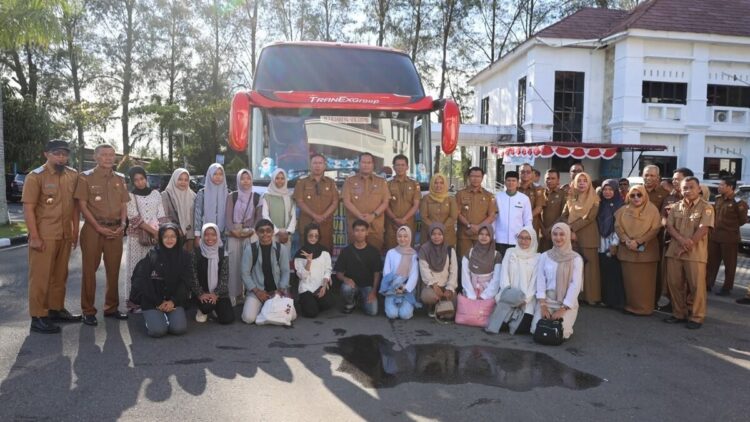 Wako Pariaman Yota Balad melepas 13 mahasiswa yang diterima di Telkom University Bandung melalui Program Saga Saja Plus. (Foto: Ist)