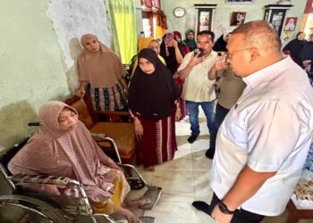 Andre Rosiade Bantu Pengobatan Wanita Penderita Pengeroposan Tulang di Nanggalo, Padang