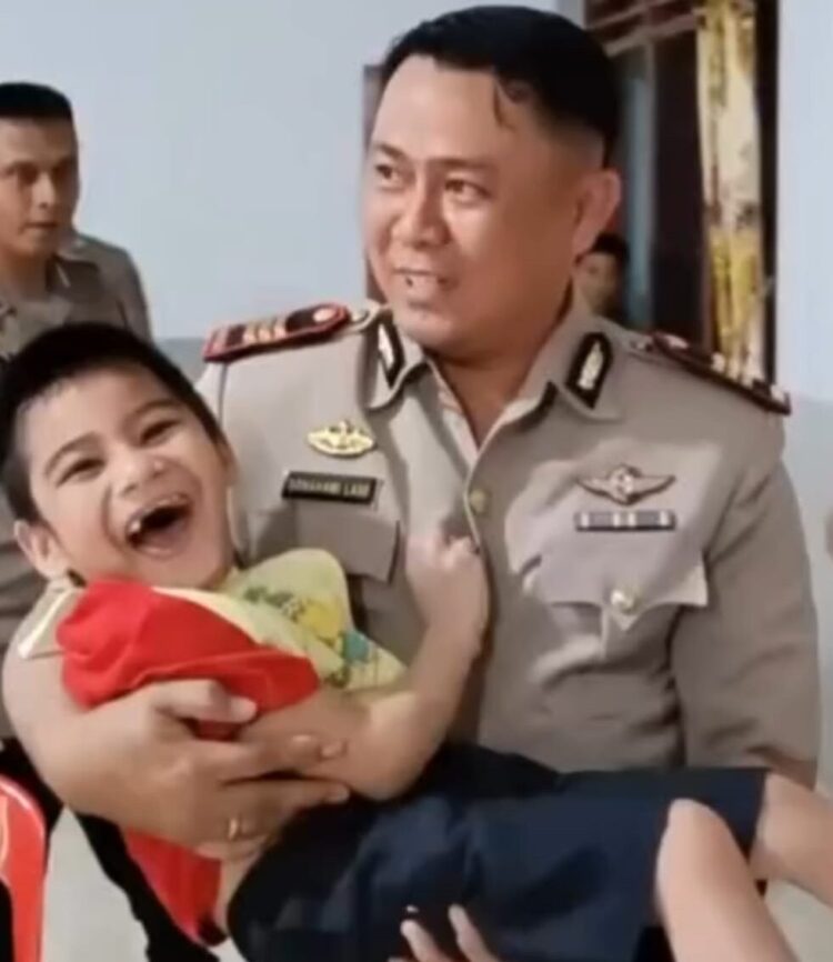 Keceriaan seorang anak Panti Asuhan Mercy Indonesia saat bersama Kasat Binmas Polres Nias Selatan, AKP Sonahami Lase. (Radarsumbar/Putra).