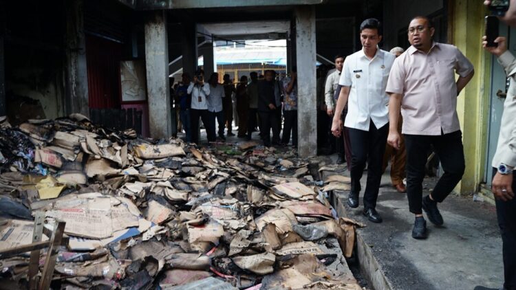 Andre Rosiade Tawarkan Solusi Revitalisasi Pasar Silungkang yang Terbakar, Minta Pemko-Nagari Duduk Bersama 1 Andre Rosiade ditemani Wako Sawahlunto Riyanda Putra meninjau Pasar Silungkang yang terbakar. (Foto: Ist)