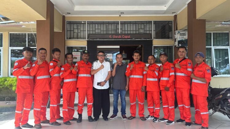 Foto bersama Ketua LPS Kurao Pagang Zulkifli, petugas LPS dan Lurah Kurao Pagang. (Foto: Ist)