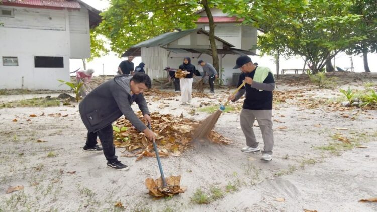 Sejumlah ASN di Pemko Pariaman membersihkan Pulau Angso Duo. (Foto: Ist)